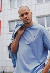 Tommy Hilfiger TEE - T-shirt básica - daybreak blue