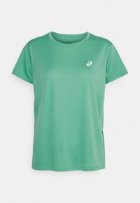 Camiseta deportiva verde hecha de una tela suave con cuello redondo y mangas cortas, que presenta un pequeño logotipo blanco en el frente.