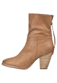 Botín de cuero marrón con tacón cónico, cremallera lateral y detalle texturizado a rayas en el tacón. Empeine liso y ligeramente caído.