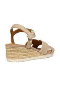 Sandalo wedge in suede beige con tacco in juta intrecciata, cinturino alla caviglia regolabile e design con punta aperta. Tessuto morbido e stile casual.