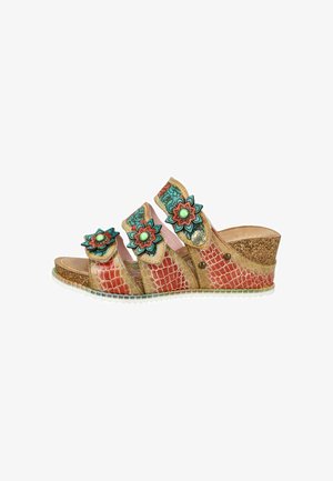 Sandale à talon compensé avec semelle en liège, brides à motif croco rouge et beige, et trois décorations florales turquoise et rouge avec centres verts.
