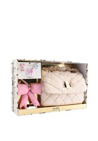 Miękka beżowa pikowana torebka z złotym łańcuszkiem, różową kokardką i trzema wymiennymi przypinkami, w tym misiem i kokardą, w oryginalnym pudełku marki ALDO.