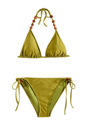 Olivengrøn bikini i to dele med trekants-top med ravperler på stropperne og bund med bindebånd med matchende perler på snorene.
