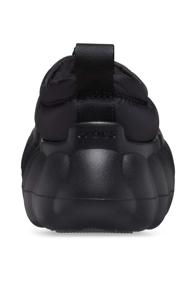 Zwarte Crocs-schoenen met een gevoerde bovenkant, textuurrubber zool en een trekhaak aan de achterkant voor gemakkelijke aan- en uittrekking. Ronde, stevige vorm.
