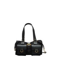 Sac en cuir noir avec deux poignées, deux poches avant, accents dorés et une boucle centrale. Présente une forme arrondie et une texture douce.