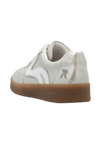 Baskets métalliques argentées avec des accents blancs, bout rond, finition texturée et semelle en caoutchouc beige. Logo présent sur le talon et la languette.