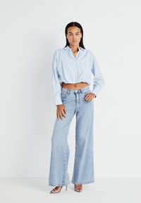 Pieces PCGEMMA CROPPED SHIRT - Užsagstoma palaidinė - breeze/white