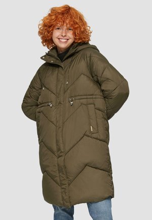 Manteau matelassé vert olive avec capuche, présentant un motif en chevrons, des poches avant zippées et une coupe décontractée. Tissu texturé.
