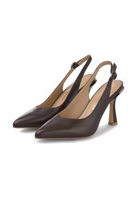 Zapatos de tacón en cuero marrón con un diseño tipo slingback, punta afilada, tacón delgado y curvado, y tira en el tobillo. Textura suave con un diseño simple y elegante.
