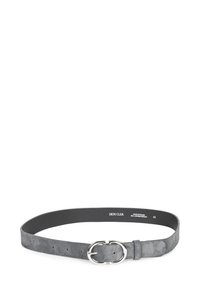 Szary zamszowy pasek z gładką powierzchnią, okrągłą klamrą w kolorze srebrnym oraz wieloma otworami do regulacji, zaprojektowany do wszechstronnego stylizowania.