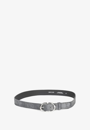 Szary zamszowy pasek z gładką powierzchnią, okrągłą klamrą w kolorze srebrnym oraz wieloma otworami do regulacji, zaprojektowany do wszechstronnego stylizowania.