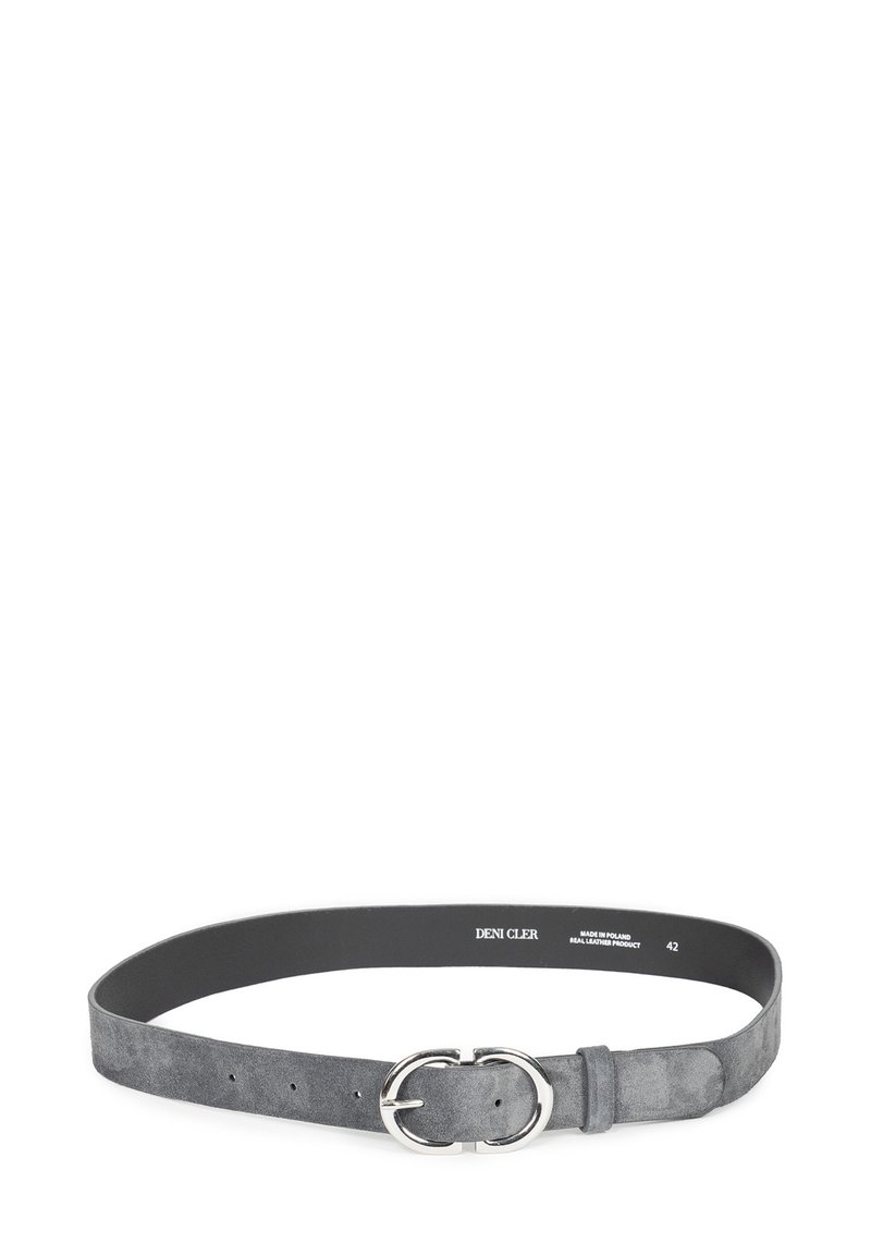Szary zamszowy pasek z gładką powierzchnią, okrągłą klamrą w kolorze srebrnym oraz wieloma otworami do regulacji, zaprojektowany do wszechstronnego stylizowania.