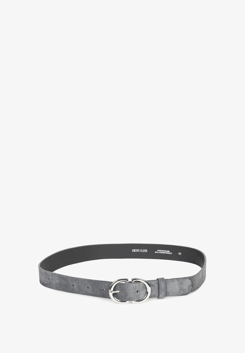 Szary zamszowy pasek z gładką powierzchnią, okrągłą klamrą w kolorze srebrnym oraz wieloma otworami do regulacji, zaprojektowany do wszechstronnego stylizowania.