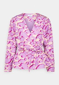 Lilla og creme indpakningsbluse med en struktureret finish, der har en bånd i taljen og lange ærmer, dekoreret med et bølget abstrakt mønster.