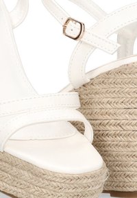 ETIKA DOÑANA - Sandalias de cuña - white