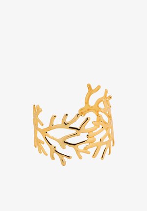 Gouden manchetarmband ontworpen met een opengewerkt koraaltakpatroon op een witte achtergrond.