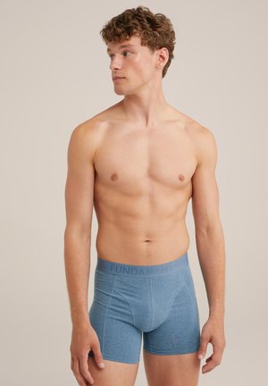 Blaue Boxershorts mit weicher Textur, ausgestattet mit einem breiten, elastischen Bund, der mit "FUNDAMENTAL" beschriftet ist, und einer engen Passform.