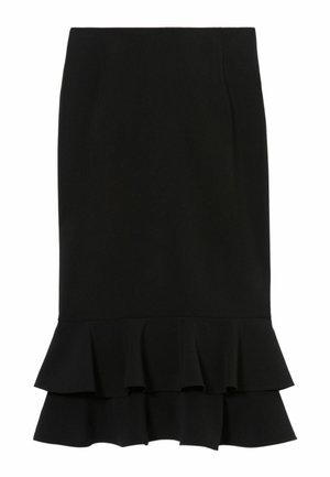 Donna che indossa una camicia a quadri nera e marrone con colletto bianco, gonna nera con volant, cintura nera con fibbia dorata, porta una piccola borsa bordeaux.