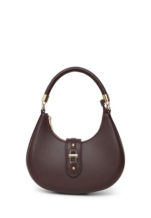 Sac à main en cuir marron foncé avec une forme incurvée, une poignée supérieure unique avec ferrures dorées et un détail de boucle à l'avant sur fond blanc.