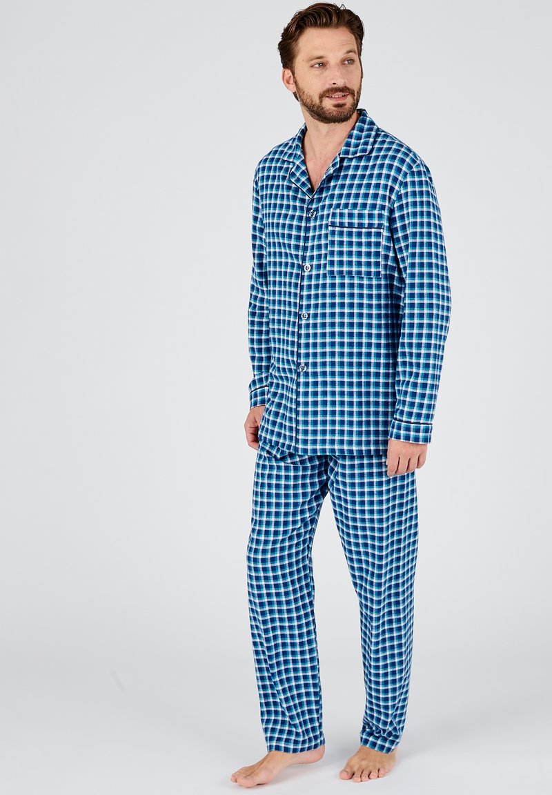 Blauw en groen geruite pyjama set van zacht materiaal, met een langwerpige knoopsluiting bovenkant en bijpassende broek met een relaxte pasvorm.