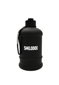 Svart plastvattenflaska med bred öppning, ett handtag för enkel bärning, och "SMILODOX" logotyp tryckt i vitt. Slät textur, cylindrisk form.