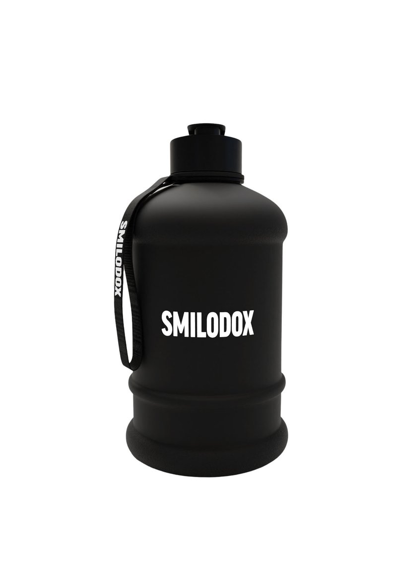 Svart plastvattenflaska med bred öppning, ett handtag för enkel bärning, och "SMILODOX" logotyp tryckt i vitt. Slät textur, cylindrisk form.