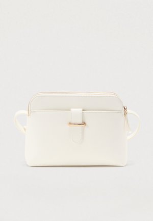 Witte gestructureerde synthetische crossbodytas met goudkleurige details, ritssluiting en een accent met riem aan de voorkant. Twee zijhandvatten om te dragen.