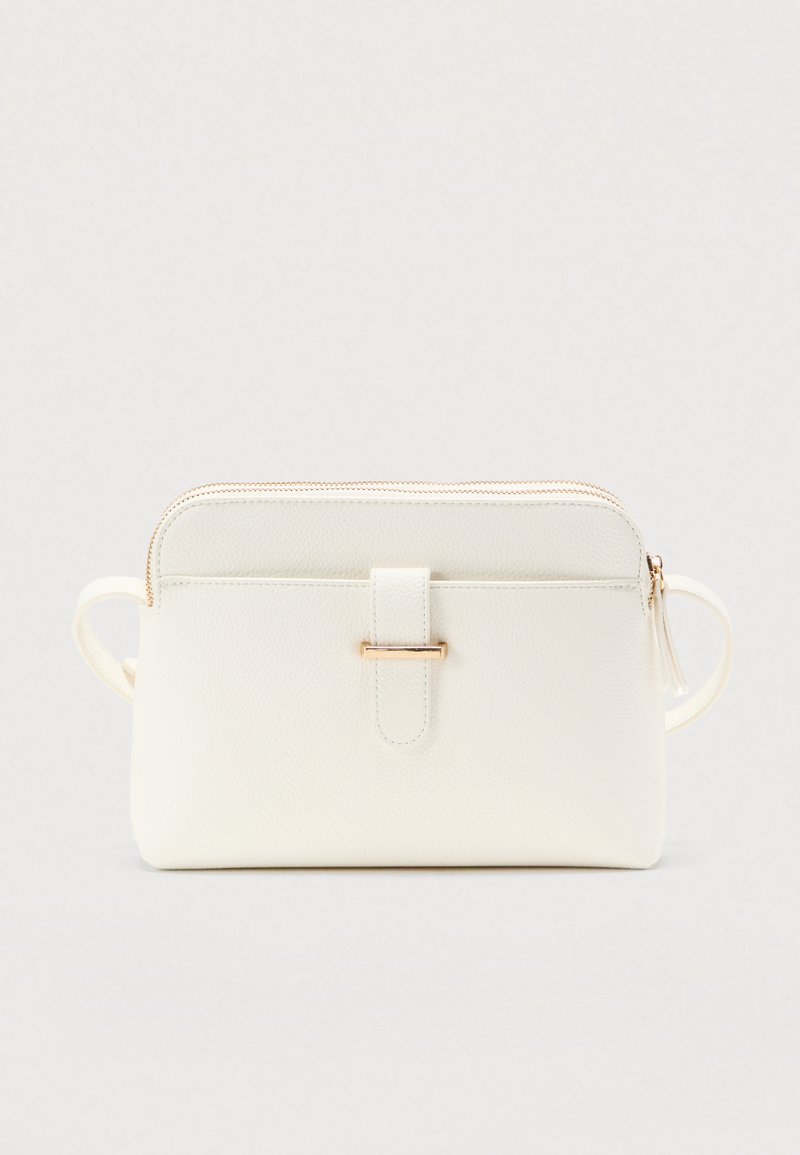 Λευκή υφασμάτινη τσάντα ώμου με υφή, εξαρτήματα σε χρυσή απόχρωση, κλείσιμο με φερμουάρ και διακοσμητική λωρίδα στο μπροστινό μέρος. Δύο πλαϊνές λαβές για εύκολο κράτημα.
