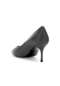 Scarpa nera con tacco alto, punta affusolata e accentuazioni a taglio. Realizzata in pelle liscia con un tacco stiletto elegante, presenta un design minimalista.