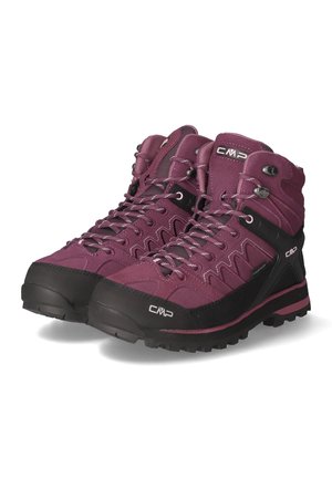 Botas de senderismo de altura media en púrpura y negro. Fabricadas en material sintético, con cordones grises, puntera reforzada y suela robusta para ofrecer tracción.