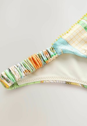 Haut de bikini multicolore avec une sangle froncée comportant des motifs verts, bleus et oranges. Texture lisse et douce avec des finitions jaune accent.