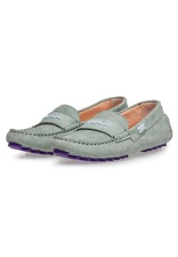 Scarpe mocassino di colore verde chiaro, realizzate in pelle testa di moro, con un design cucito e suola in gomma viola per una migliore aderenza.