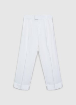 Pantaloni bianchi sartoriali con taglio dritto, caratterizzati da pinces frontali e risvolti arrotolati, realizzati in tessuto liscio, design pulito e senza elementi metallici visibili.