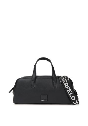 Sort rektangulær håndtaske med to håndtag og en aftagelig sort-hvid rem med teksten "KARL LAGERFELD".