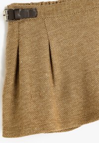 Brauner Fischgräten-Tweed-Rock mit Falten, ausgestattet mit einem verstellbaren Gürtel aus dunklem Leder mit Schnalle an der Taille. Weiche Textur und strukturierter Schnitt.