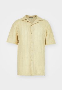 Korte mouwen overhemd in licht beige, geweven textuur, met een knoopsluiting aan de voorkant en een klassieke kraag. Heeft een ontspannen pasvorm en een subtiel patroon.