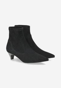 Schwarze Wildleder-Stiefeletten mit spitzen Zehen, elastischen Seiteneinsätzen und niedrigem Absatz, die eine glatte Textur aufweisen und keine sichtbaren Beschläge haben.