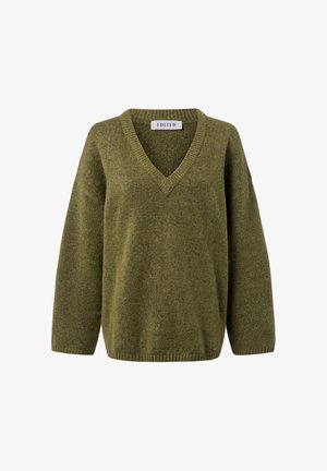 Pull en maille vert olive avec décolleté en V, coupe ample et manches longues. Présente des poignets et un ourlet côtelés pour plus de texture.