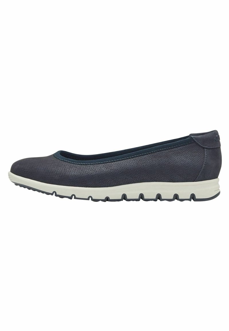 Chaussure slip-on bleu marine avec un dessus lisse et texturé et un bout arrondi, dotée d'une semelle blanche flexible avec des motifs de grip.