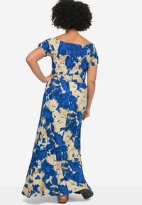 Sukienka maxi w niebiesko-beżowy wzór tie-dye. Krótkie rękawy, dopasowany górny fason z marszczeniem oraz zwiewna spódnica z bocznym rozcięciem.
