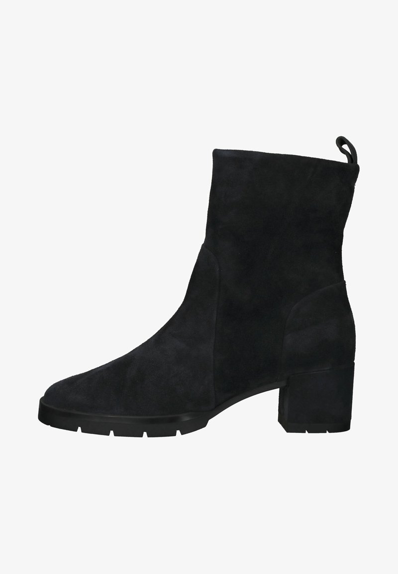 Bottines en suède noir avec un gros talon bloc, une languette de tirage et une semelle en caoutchouc avec un motif de crampons pour l'adhérence.