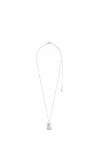 Silver kedja halsband med en graverad rektangulär medaljong och en liten rektangulär accentmedaljong på en justerbar kedja.
