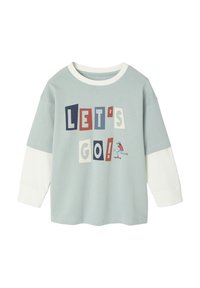 Helles blaues Sweatshirt mit weißen Ärmeln. Enthält den Text "LET'S GO!" in kräftigen Farben. Einfaches Design, runder Halsausschnitt, weiches Baumwollmaterial.