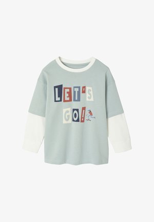 Helles blaues Sweatshirt mit weißen Ärmeln. Enthält den Text "LET'S GO!" in kräftigen Farben. Einfaches Design, runder Halsausschnitt, weiches Baumwollmaterial.