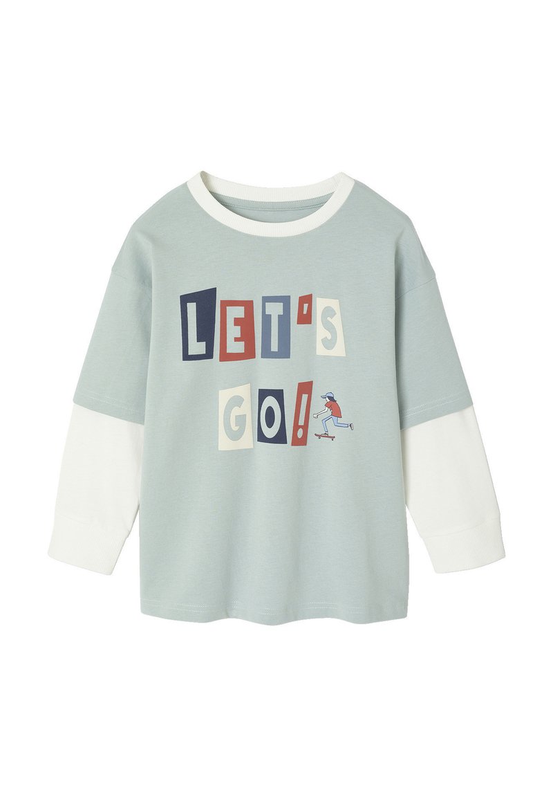 Helles blaues Sweatshirt mit weißen Ärmeln. Enthält den Text "LET'S GO!" in kräftigen Farben. Einfaches Design, runder Halsausschnitt, weiches Baumwollmaterial.