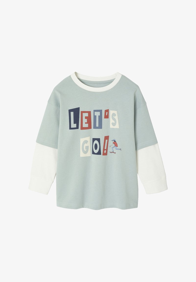 Helles blaues Sweatshirt mit weißen Ärmeln. Enthält den Text "LET'S GO!" in kräftigen Farben. Einfaches Design, runder Halsausschnitt, weiches Baumwollmaterial.