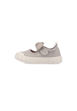 Zapato de lona gris con punta redonda, correa ajustable y suela de goma texturizada. Cuenta con un lazo en el talón para facilitar su uso.
