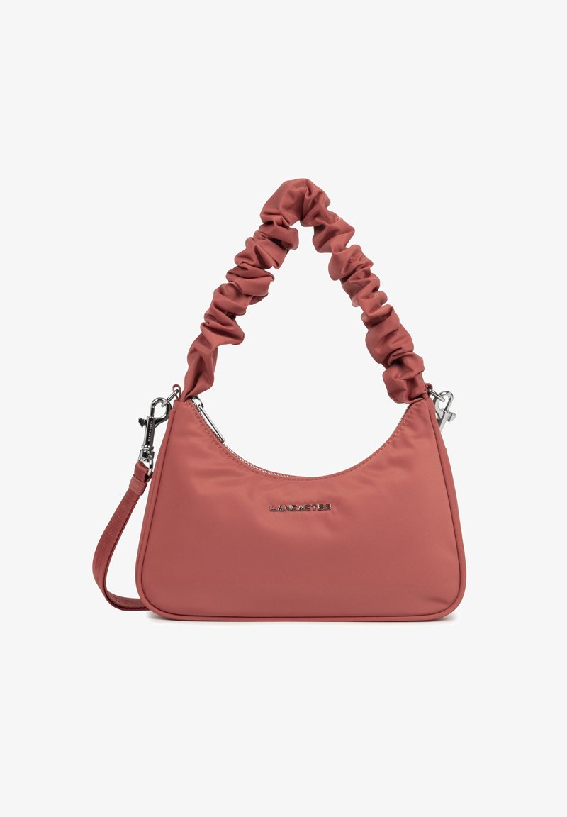 Roze nylon handtas met een gerimpelde handgreep, zilveren rits en logo-detail. Voorzien van een afneembare schouderriem en een ronde vorm.
