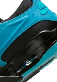 Czarny sneaker z błyszczącą turkusową nakładką o fakturowanym wykończeniu, widoczną jednostką amortyzacji powietrznej i wyraźnymi akcentami z logo.