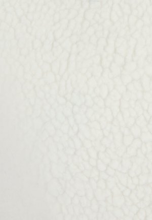 Tela blanca texturizada que presenta una superficie suave y esponjosa con un patrón parecido a guijarros, similar a la lana esquilada o forro polar de peluche.